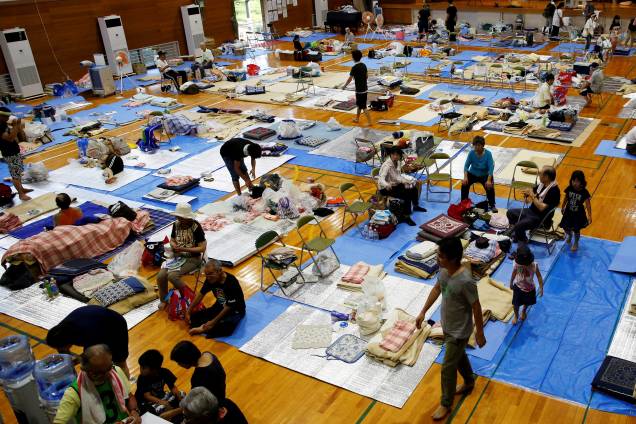 Pessoas que deixaram suas casas devido às enchentes e deslizamentos de terra causados pela chuva, descansam na escola primária de Okada, que funciona como centro de evacuação, na cidade de Mabi em Kurashiki, província de Okayama, Japão - 10/07/2018 Pessoas que deixaram suas casas devido às enchentes e deslizamentos de terra causados pela chuva, descansam na escola primária de Okada, que funciona como centro de evacuação, na cidade de Mabi em Kurashiki, província de Okayama, Japão - 10/07/2018