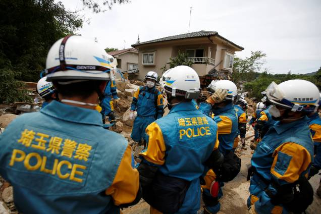 Equipes de resgate e soldados das Forças de Autodefesa do Japão procuram por pessoas desaparecidas em um local de deslizamento causado pelas fortes chuvas na cidade de Kumano, província de Hiroshima, Japão - 11/07/2018 Equipes de resgate e soldados das Forças de Autodefesa do Japão procuram por pessoas desaparecidas em um local de deslizamento causado pelas fortes chuvas na cidade de Kumano, província de Hiroshima, Japão - 11/07/2018