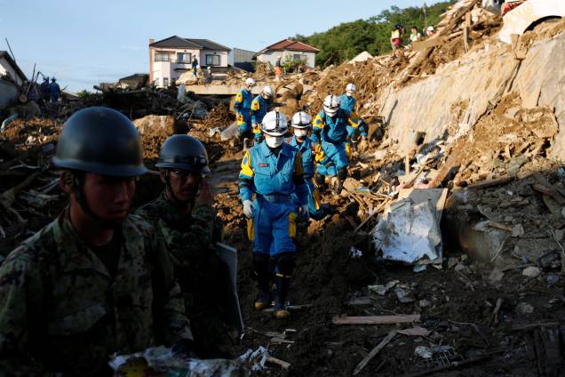 Equipes de resgate e soldados das Forças de Autodefesa do Japão procuram por pessoas desaparecidas em um local de deslizamento causado pelas fortes chuvas na cidade de Kumano, província de Hiroshima, Japão - 11/07/2018 Equipes de resgate e soldados das Forças de Autodefesa do Japão procuram por pessoas desaparecidas em um local de deslizamento causado pelas fortes chuvas na cidade de Kumano, província de Hiroshima, Japão - 11/07/2018