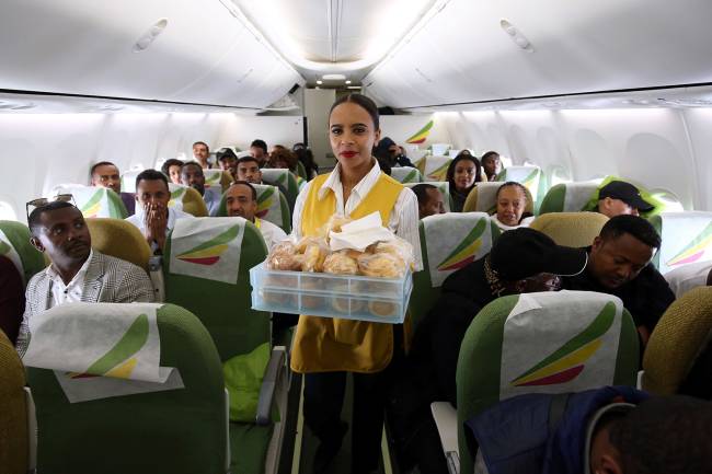 Comissária de bordo serve café da manhã para os passageiros do voo ET324 da Ethiopian Airlines para a Asmara, capital da Eritreia – 18/07/2018 Comissária de bordo serve café da manhã para os passageiros do voo ET324 da Ethiopian Airlines para a Asmara, capital da Eritreia – 18/07/2018