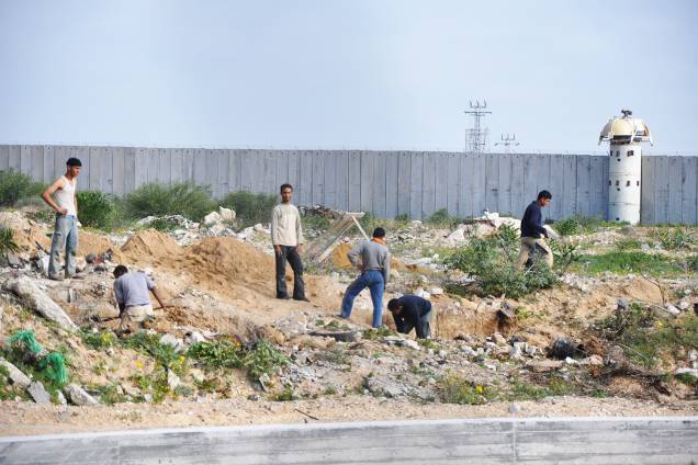 Muro na fronteira com Israel: perigo constante de tiroteios. Muro na fronteira com Israel: perigo constante de tiroteios.