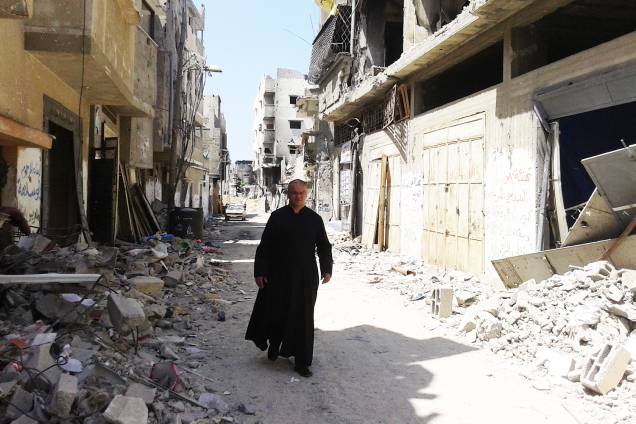 Padre Mário da Silva caminha nos arredores de sua paróquia: destruição. Padre Mário da Silva caminha nos arredores de sua paróquia: destruição.