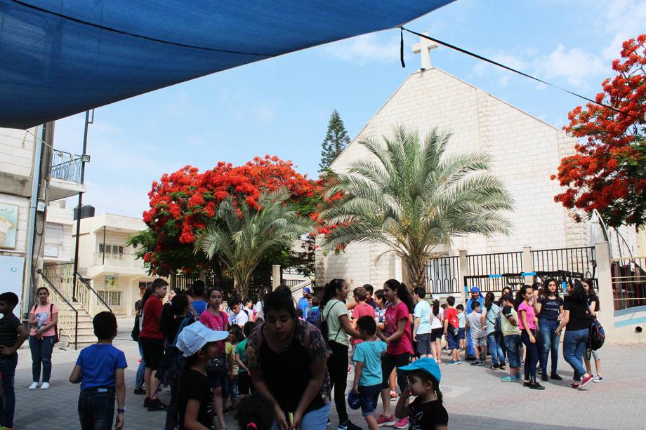 Pátio da Igreja da Sagrada Família: distribuição de alimentos e remédios.