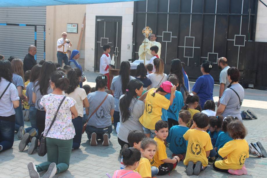 Bênção aos fieis: comunidade de 2.000 católicos, em 2009, hoje não chega a 140.