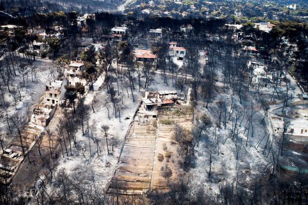 Vista aérea mostra casas destruídas por incêndio florestal que atingiu o vilarejo de Mati, próximo de Atenas, Grécia - 25/07/2018 Vista aérea mostra casas destruídas por incêndio florestal que atingiu o vilarejo de Mati, próximo de Atenas, Grécia - 25/07/2018