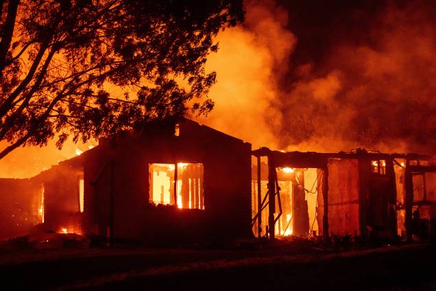 Casa é consumida pelas chamas do incêndio florestas Carr, na cidade de Reding, na Califórnia - 27/07/2018 Casa é consumida pelas chamas do incêndio florestas Carr, na cidade de Reding, na Califórnia - 27/07/2018