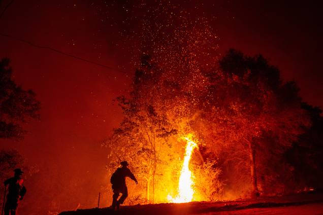 Bombeiros monitoram as chamas do incêndio florestal Carr, em Redding, na Califórnia. Uma pessoa morreu e pelo menos duas outras ficaram feridas quando o fogo atingiu a região - 27/07/2018 Bombeiros monitoram as chamas do incêndio florestal Carr, em Redding, na Califórnia. Uma pessoa morreu e pelo menos duas outras ficaram feridas quando o fogo atingiu a região - 27/07/2018
