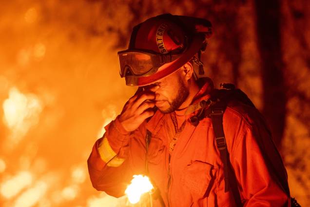 Bombeiro reage durante uma operação de combate ao incêndio Carr, na cidade de Redding, na Califórnia - 27/07/2018 Bombeiro reage durante uma operação de combate ao incêndio Carr, na cidade de Redding, na Califórnia - 27/07/2018