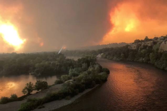 Chamas e a densa fumaça do incêndio florestal Carr são vistos na cidade de Redding, na Califórnia - 26/07/2018 Chamas e a densa fumaça do incêndio florestal Carr são vistos na cidade de Redding, na Califórnia - 26/07/2018