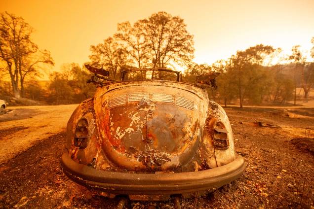 A parte de trás de um Fusca é vista após a destruição do incêndio Carr, na cidade de Redding, na Califórnia - 27/07/2018 A parte de trás de um Fusca é vista após a destruição do incêndio Carr, na cidade de Redding, na Califórnia - 27/07/2018