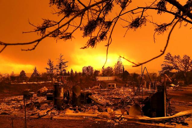 Vista aérea da destruição de casas na cidade de Redding, após a passagem do incêndio Carr pela região - 27/07/2018 Vista aérea da destruição de casas na cidade de Redding, após a passagem do incêndio Carr pela região - 27/07/2018