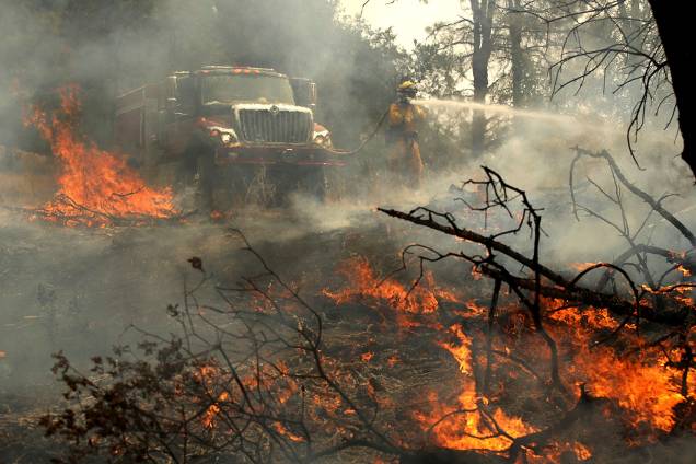 Bombeiro trabalha na tentativa de conter o fogo do incêndio florestal Carr, na cidade de Redding, Califórnia - 28/07/2018 Bombeiro trabalha na tentativa de conter o fogo do incêndio florestal Carr, na cidade de Redding, Califórnia - 28/07/2018
