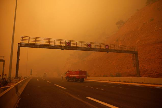 Uma densa camada de fumaça cobre uma estrada durante um incêndio florestal em Kineta, perto de Atenas, na Grécia - 23/07/2018 Uma densa camada de fumaça cobre uma estrada durante um incêndio florestal em Kineta, perto de Atenas, na Grécia - 23/07/2018