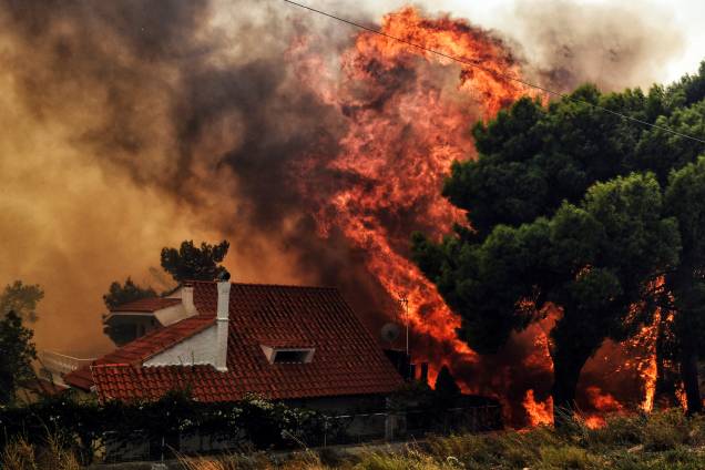 Mais de 300 bombeiros, cinco aeronaves e dois helicópteros foram mobilizados para enfrentar um grave incêndia florestal em Kineta, nos arredores de Atenas, na Grécia - 23/07/2018 Mais de 300 bombeiros, cinco aeronaves e dois helicópteros foram mobilizados para enfrentar um grave incêndia florestal em Kineta, nos arredores de Atenas, na Grécia - 23/07/2018