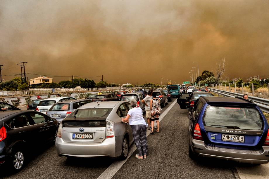 Carros bloqueiam uma estrada durante um incêndio em Kineta, perto de Atenas - 23/07/2018