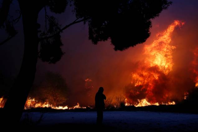 Incêndio florestal avança sobre a cidade de Rafina, perto de Atenas, na Grécia - 23/07/2018 Incêndio florestal avança sobre a cidade de Rafina, perto de Atenas, na Grécia - 23/07/2018