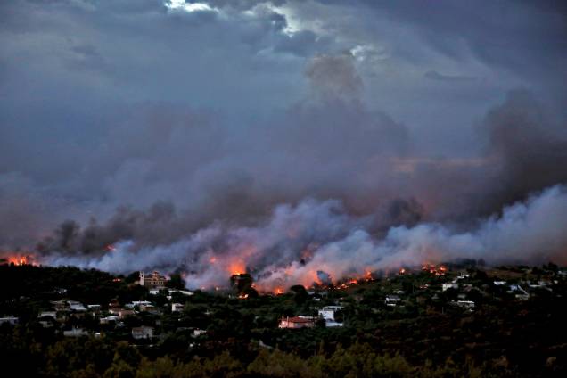 Incêndio florestal avança sobra a cidade de Rafina, perto de Atenas, na Grécia - 23/07/2018 Incêndio florestal avança sobra a cidade de Rafina, perto de Atenas, na Grécia - 23/07/2018