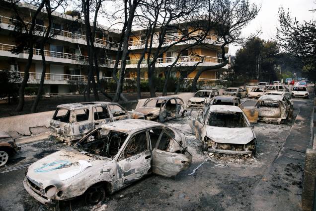 Carros ficam destruídos após um incêndio na aldeia de Mati, perto de Atenas, na Grécia - 24/07/2018 Carros ficam destruídos após um incêndio na aldeia de Mati, perto de Atenas, na Grécia - 24/07/2018