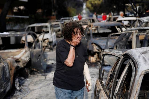 Mulher chora enquanto tenta encontrar seu cachorro, depois de um incêndio na aldeia de Mati, perto de Atenas, na Grécia - 24/07/2018 Mulher chora enquanto tenta encontrar seu cachorro, depois de um incêndio na aldeia de Mati, perto de Atenas, na Grécia - 24/07/2018
