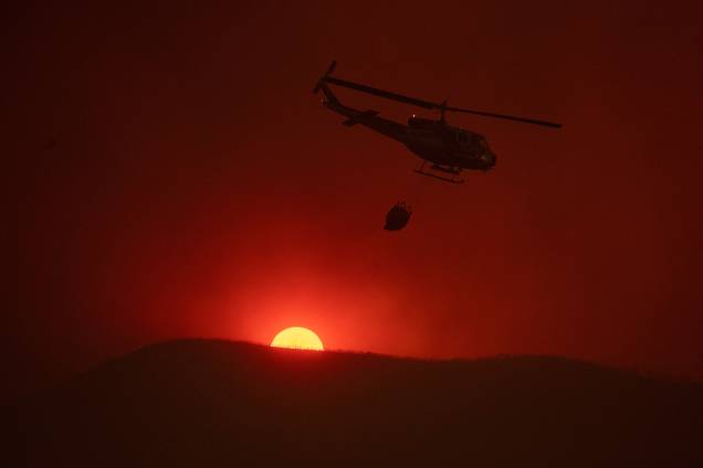 Helicóptero transporta água enquanto combate um incêndio florestal no Complexo de Mendocino em Lakeport, na Califórnia - 30/07/2018 Helicóptero transporta água enquanto combate um incêndio florestal no Complexo de Mendocino em Lakeport, na Califórnia - 30/07/2018