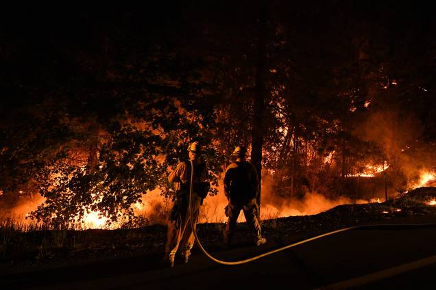Bombeiros tentam conter as chamas do incêndio Carr enquanto ele se espalha em direção à cidade de Douglas City, perto de Redding, na Califórnia - 30/07/2018 Bombeiros tentam conter as chamas do incêndio Carr enquanto ele se espalha em direção à cidade de Douglas City, perto de Redding, na Califórnia - 30/07/2018