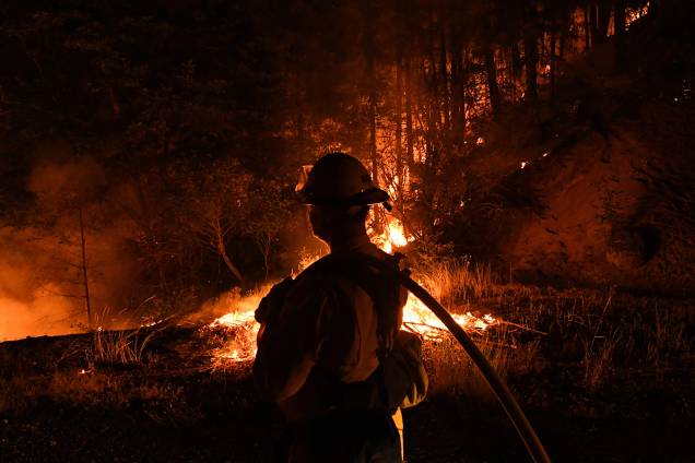 Bombeiro da unidade Lake Forest, tenta conter as chamas do incêndio Carr enquanto se espalha em direção à cidade de Douglas City, perto de Redding, na Califórnia - 30/07/2018 Bombeiro da unidade Lake Forest, tenta conter as chamas do incêndio Carr enquanto se espalha em direção à cidade de Douglas City, perto de Redding, na Califórnia - 30/07/2018