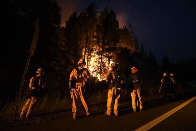Bombeiros vigiam em uma linha de contenção enquanto as chamas do incêndio Carr continua a se espalhar em direção à cidade de Douglas City perto de Redding, na Califórnia - 30/07/2018 Bombeiros vigiam em uma linha de contenção enquanto as chamas do incêndio Carr continua a se espalhar em direção à cidade de Douglas City perto de Redding, na Califórnia - 30/07/2018