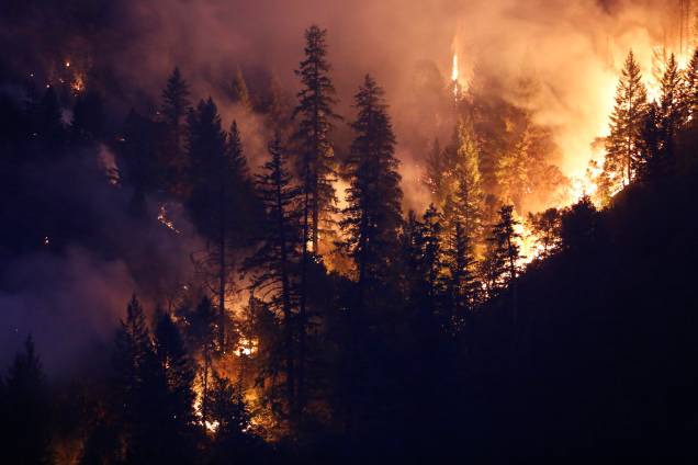 Área de floresta queima com as chamas do incêndio Carr a oeste de Redding, na Califórnia. Ao menos seis pessoas morreram e milhares deixaram suas residências desde o início do incêndio - 30/07/2018 Área de floresta queima com as chamas do incêndio Carr a oeste de Redding, na Califórnia. Ao menos seis pessoas morreram e milhares deixaram suas residências desde o início do incêndio - 30/07/2018