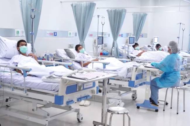 Garotos tailandeses no hospital