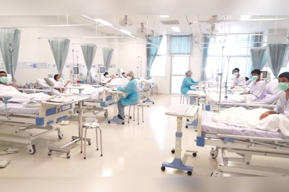 Imagem divulgada pelo Departamento de Relações Públicas do governo tailandês (PRD) e pelo escritório do porta-voz do governo  mostra membros do time de futebol "Javalis Selvagens' sendo tratados em um hospital em Chiang Rai, norte da Tailândia