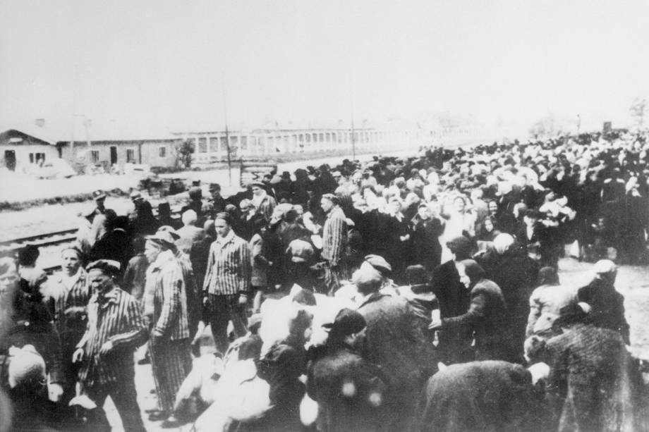 Prisioneiros aguardam trem rumo ao campo de concentração de Auschwitz