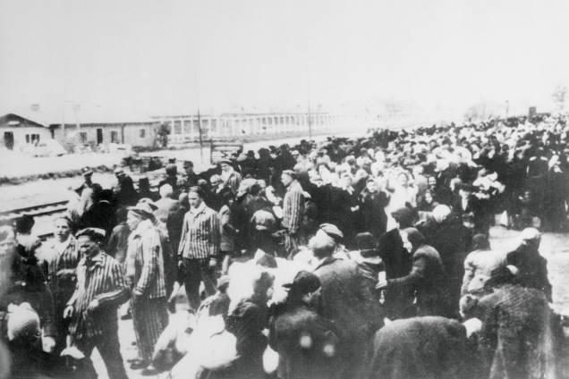 Prisioneiros aguardam trem rumo ao campo de concentração de Auschwitz Prisioneiros aguardam trem rumo ao campo de concentração de Auschwitz