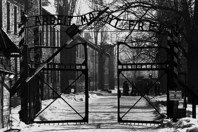 Portão de entrada do campo de concentração de Auschwitz - 1940 Portão de entrada do campo de concentração de Auschwitz - 1940
