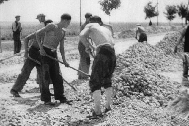 Prisioneiros trabalham no campo de concentração de Auschwitz - 1941 Prisioneiros trabalham no campo de concentração de Auschwitz - 1941