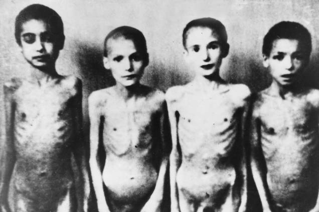 Garotos desnutridos foram usados em experimentos no campo de concentração de Auschwitz - 1943 Garotos desnutridos foram usados em experimentos no campo de concentração de Auschwitz - 1943
