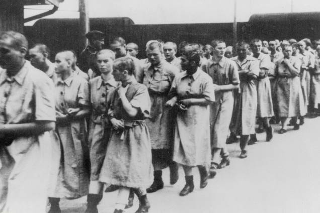 Mulheres aguardam trem rumo ao campo de concentração de Auschwitz - 1944 Mulheres aguardam trem rumo ao campo de concentração de Auschwitz - 1944