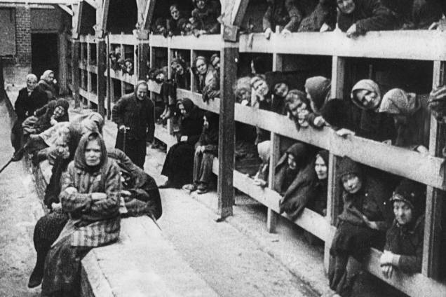 Mulheres prisioneiras no campo de concentração de Auschwitz - 1945 Mulheres prisioneiras no campo de concentração de Auschwitz - 1945