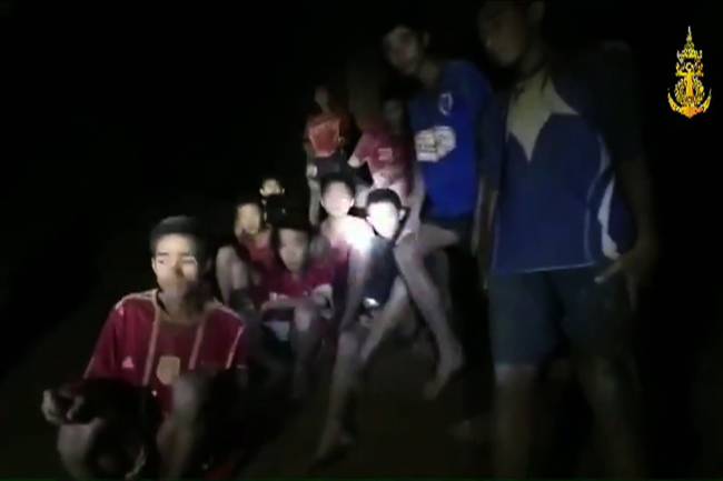 Time de futebol infantil fica preso em caverna na Tailândia Time de futebol infantil fica preso em caverna na Tailândia