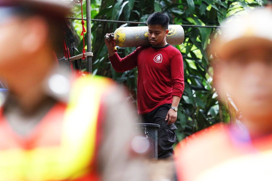 Equipes de resgate auxiliam no resgate dos 12 jovens jogadores de futebol e seu treinador, presos dentro de uma caverna inundada no complexo de Tham Luang, província de Chiang Rai, na Tailândia - 07/07/2018