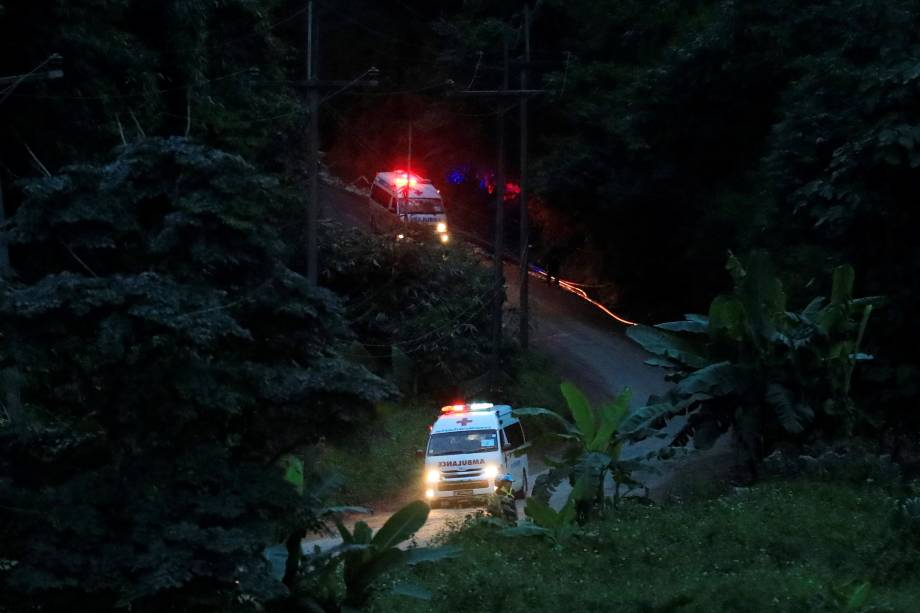 Ambulâncias partem do complexo de cavernas de Tham Luang, na província de Chiang Rai, norte da Tailândia - 09/07/2018