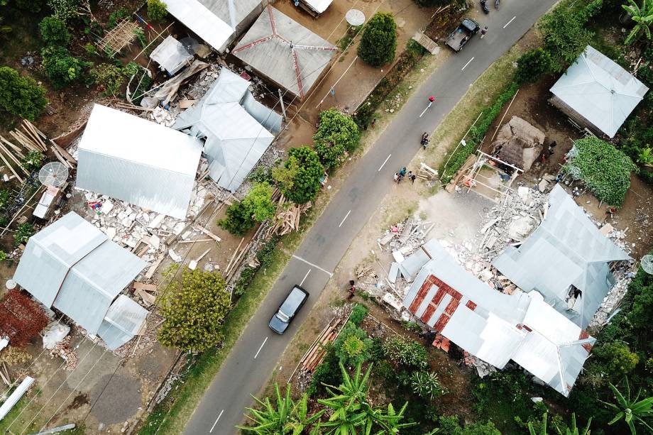 Vista área de casas destruídas por terremoto no vilarejo de Sajang, em Lombok, na Indonésia - 30/07/2018