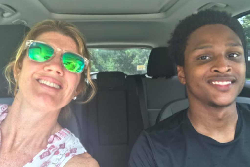 Jovem anda 32 km para não faltar ao trabalho e ganha carro do chefe