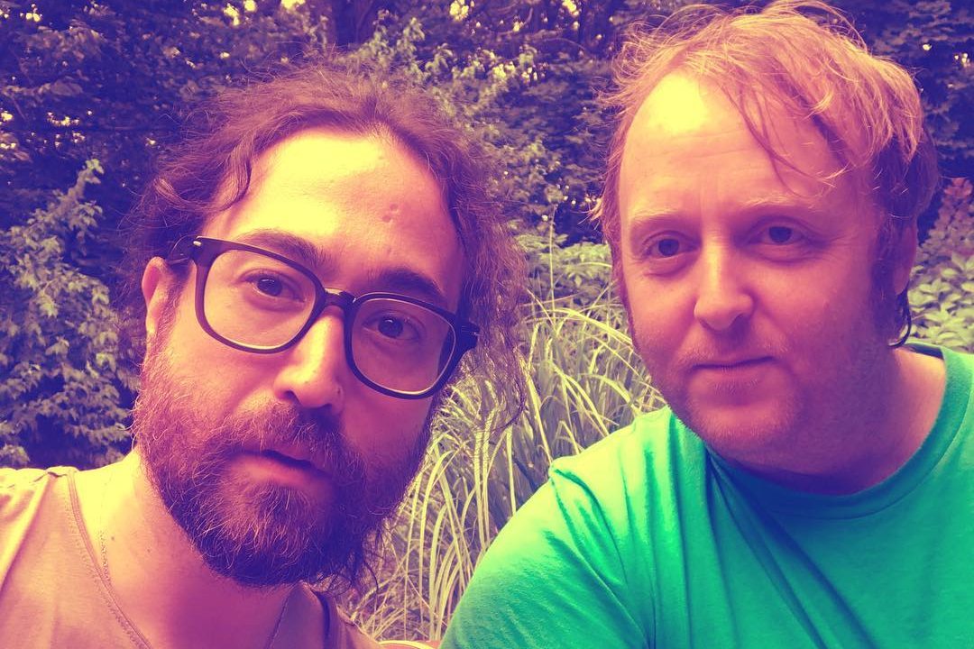 Sean Lennon e James McCartney, filhos de John Lennon e Paul McCartney, respectivamente