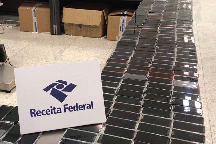 Receita apreende 246 iPhones transportados por passageiro em malas Receita apreende 246 iPhones transportados por passageiro em malas