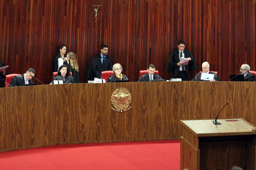 Após dez horas, TSE confirma inelegibilidade de Lula; veja como foi