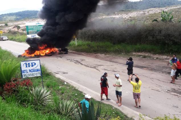 Brasileiros queimam pneus enquanto bloqueiam uma estrada perto da fronteira com a Venezuela no ponto de controle fronteiriço de Pacaraima, em Roraima - 19/08/2018 Brasileiros queimam pneus enquanto bloqueiam uma estrada perto da fronteira com a Venezuela no ponto de controle fronteiriço de Pacaraima, em Roraima - 19/08/2018