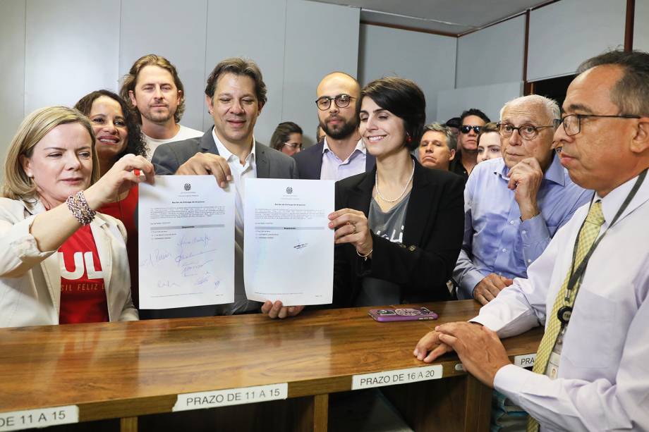 <span style="font-weight:400;">Fernando Haddad (PT), durante registro de candidatura do ex-presidente Lula em Brasília (DF), barrado pela Lei da Ficha Limpa semanas depois</span>