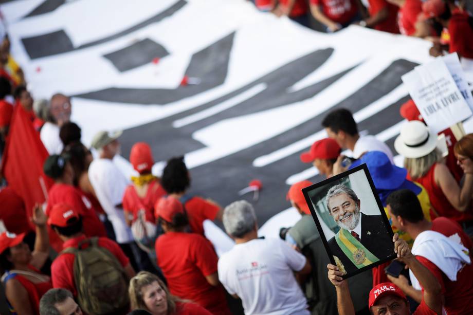 Manifestantes protestam em Brasília (DF), a favor do Partido dos Trabalhadores registrar a candidatura do ex-presidente Lula para concorrer ao cargo de presidente da República - 15/08/2018 Manifestantes protestam em Brasília (DF), a favor do Partido dos Trabalhadores registrar a candidatura do ex-presidente Lula para concorrer ao cargo de presidente da República - 15/08/2018