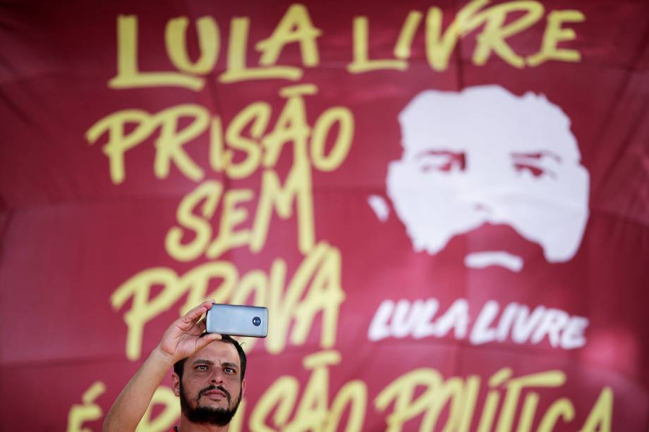 Manifestantes protestam em Brasília (DF), a favor do Partido dos Trabalhadores registrar a candidatura do ex-presidente Lula para concorrer ao cargo de presidente da República - 15/08/2018 Manifestantes protestam em Brasília (DF), a favor do Partido dos Trabalhadores registrar a candidatura do ex-presidente Lula para concorrer ao cargo de presidente da República - 15/08/2018