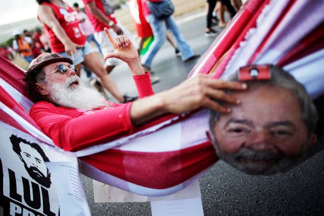 Manifestantes protestam em Brasília (DF), a favor do Partido dos Trabalhadores registrar a candidatura do ex-presidente Lula para concorrer ao cargo de presidente da República - 15/08/2018 Manifestantes protestam em Brasília (DF), a favor do Partido dos Trabalhadores registrar a candidatura do ex-presidente Lula para concorrer ao cargo de presidente da República - 15/08/2018